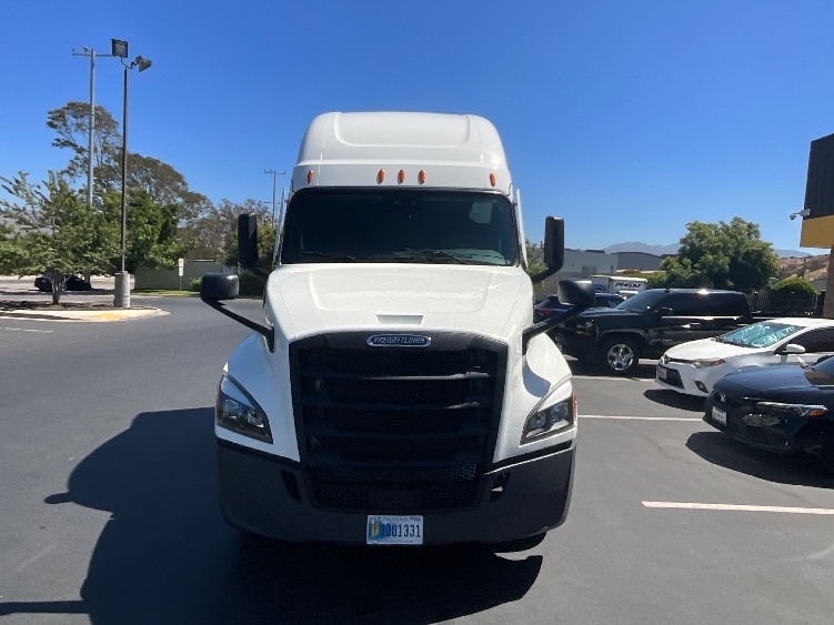 Used 2021 Freightliner Cascadia - photo 2