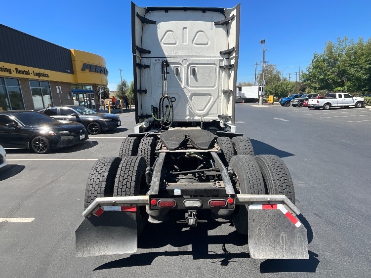 Used 2021 Freightliner Cascadia - photo 8