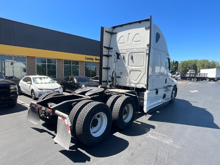 Used 2021 Freightliner Cascadia - photo 9