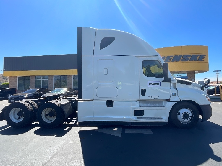 Used 2021 Freightliner Cascadia - photo 10