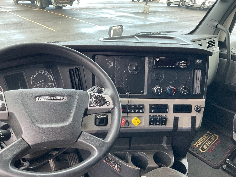 Used 2021 Freightliner Cascadia - photo 13