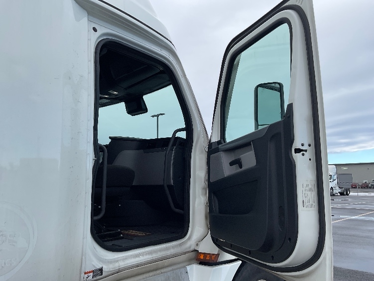 Used 2021 Freightliner Cascadia - photo 15
