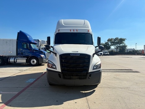 Used 2021 Freightliner Cascadia - photo 2