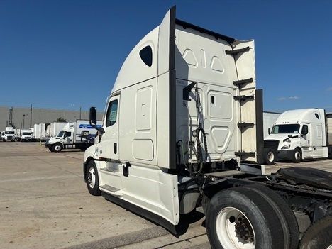 Used 2021 Freightliner Cascadia - photo 8