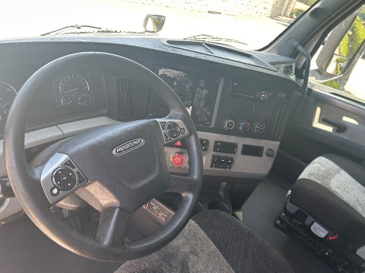 Used 2021 Freightliner Cascadia - photo 12