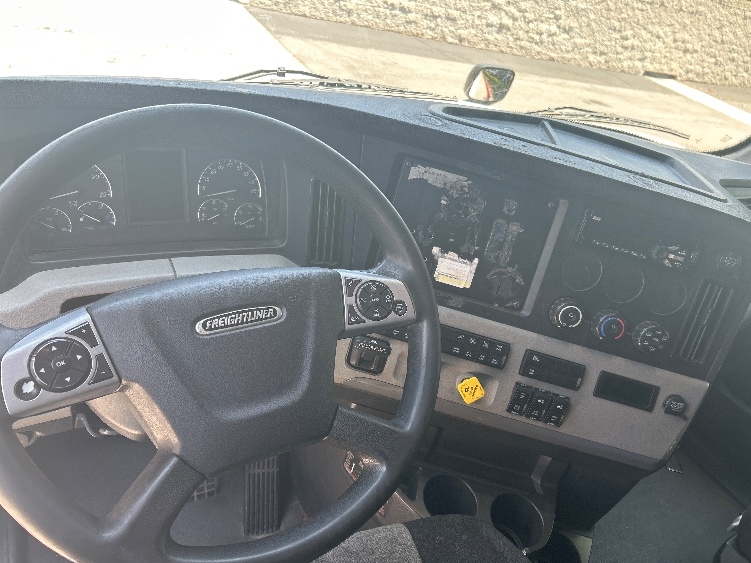 Used 2021 Freightliner Cascadia - photo 13