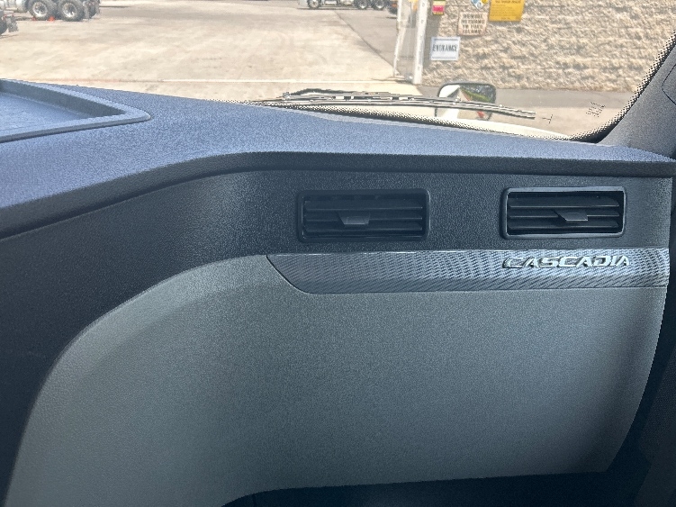 Used 2021 Freightliner Cascadia - photo 16