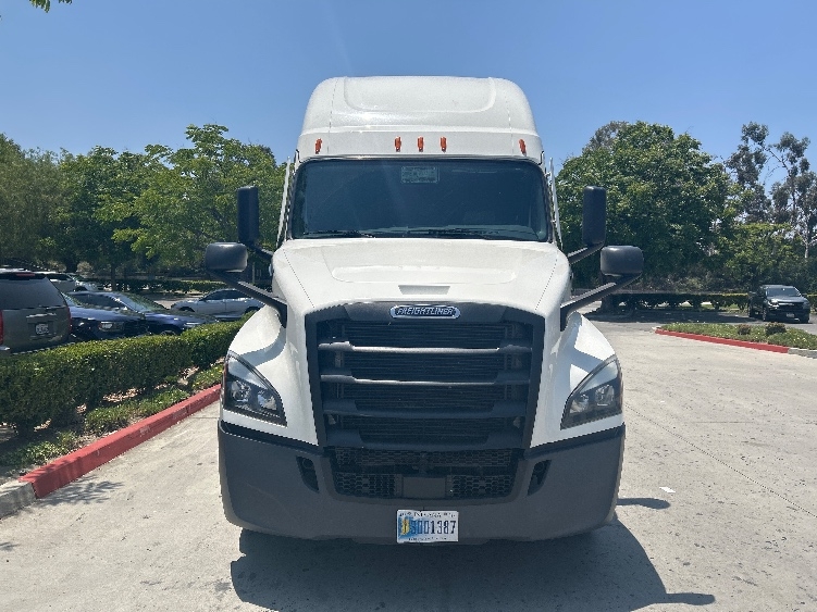 Used 2021 Freightliner Cascadia - photo 2