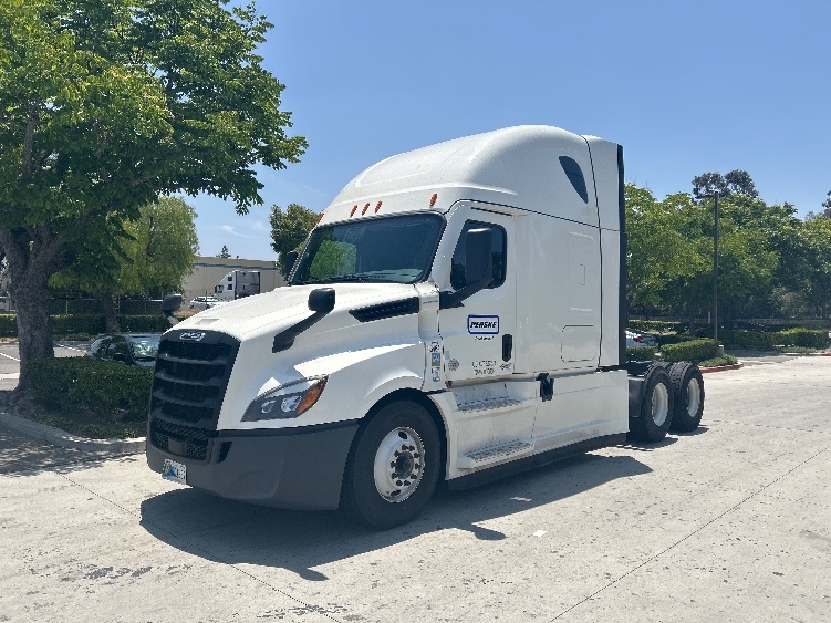 Used 2021 Freightliner Cascadia - photo 5