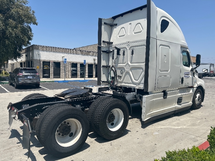 Used 2021 Freightliner Cascadia - photo 9