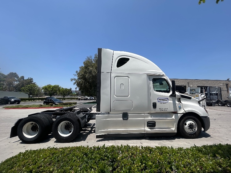 Used 2021 Freightliner Cascadia - photo 10