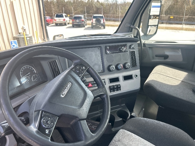 Used 2020 Freightliner Cascadia - photo 12