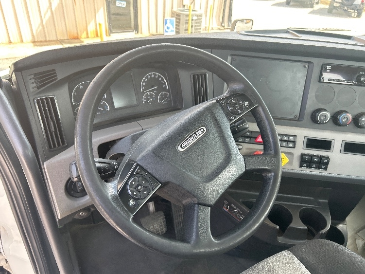 Used 2020 Freightliner Cascadia - photo 13