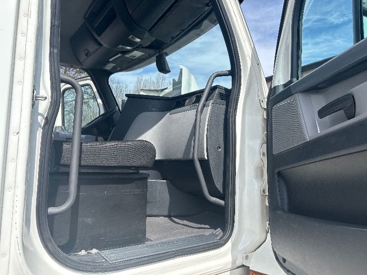 Used 2020 Freightliner Cascadia - photo 14