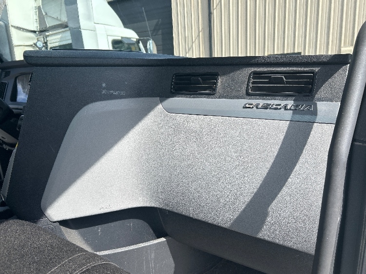 Used 2020 Freightliner Cascadia - photo 15