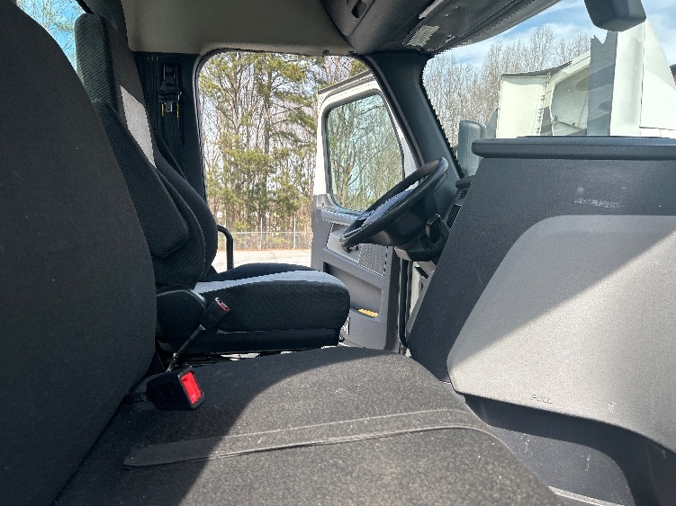 Used 2020 Freightliner Cascadia - photo 16
