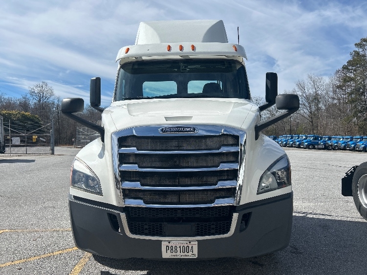 Used 2020 Freightliner Cascadia - photo 2