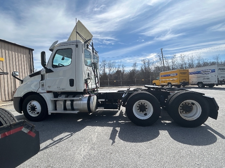 Used 2020 Freightliner Cascadia - photo 6