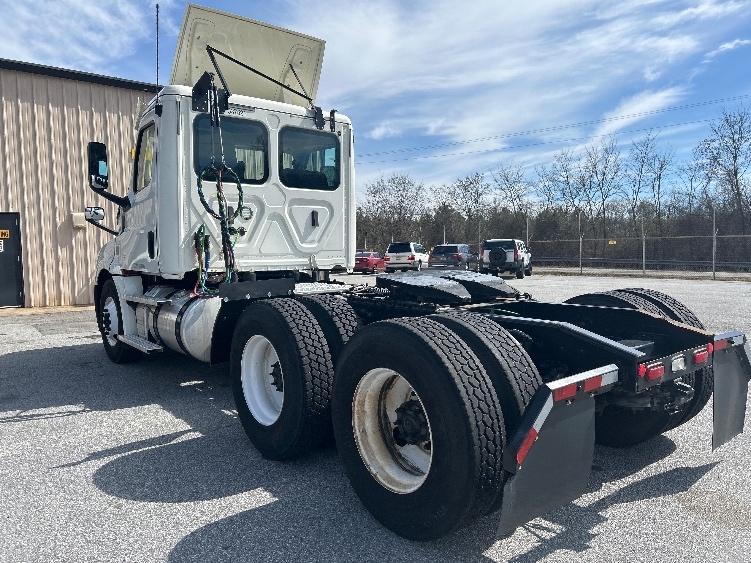 Used 2020 Freightliner Cascadia - photo 7