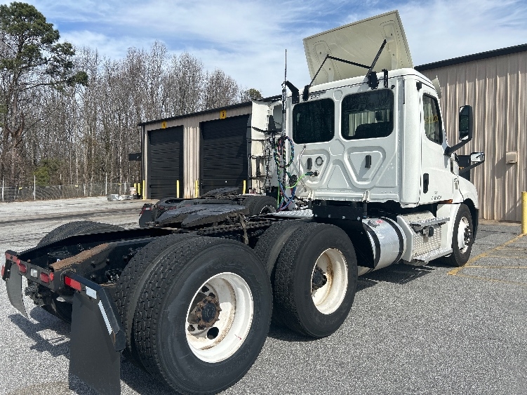 Used 2020 Freightliner Cascadia - photo 9