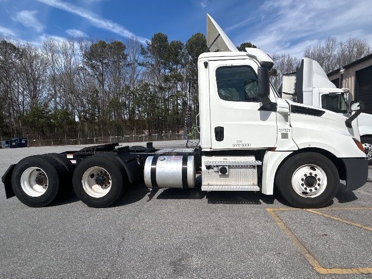 Used 2020 Freightliner Cascadia - photo 10