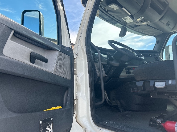Used 2020 Freightliner Cascadia - photo 11