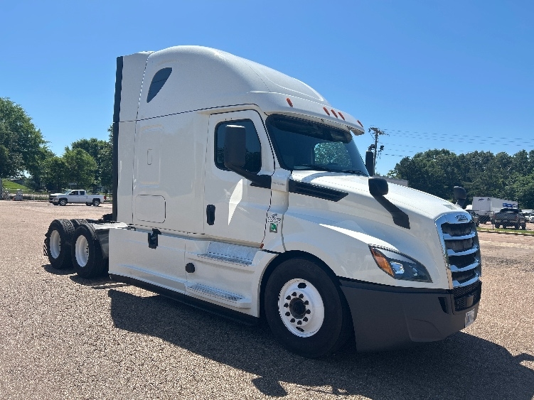 Used 2020 Freightliner Cascadia - photo 1
