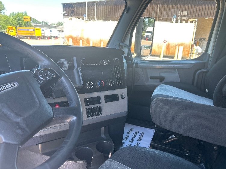 Used 2020 Freightliner Cascadia - photo 12
