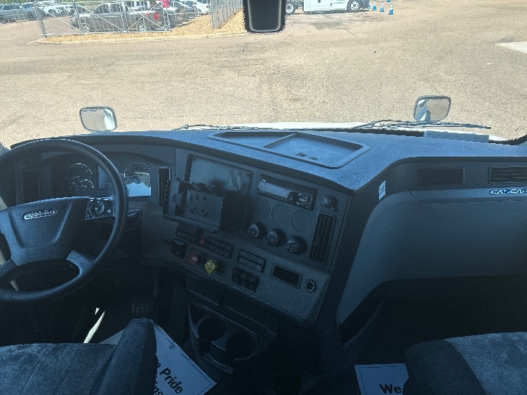 Used 2020 Freightliner Cascadia - photo 14