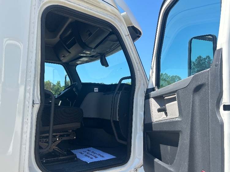 Used 2020 Freightliner Cascadia - photo 15