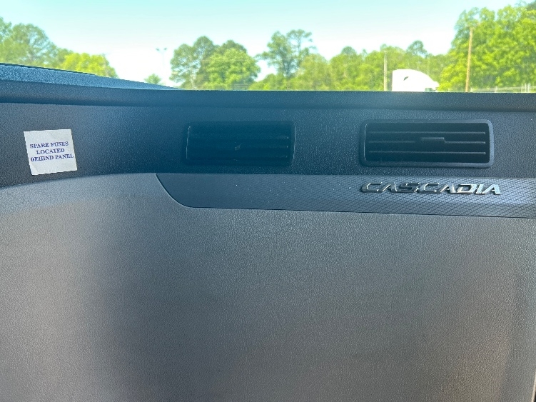 Used 2020 Freightliner Cascadia - photo 16