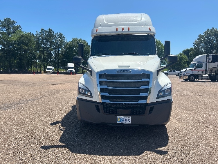 Used 2020 Freightliner Cascadia - photo 2
