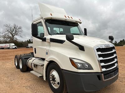 Used 2020 Freightliner Cascadia - photo 1