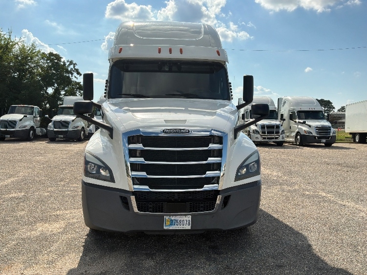 Used 2020 Freightliner Cascadia - photo 2