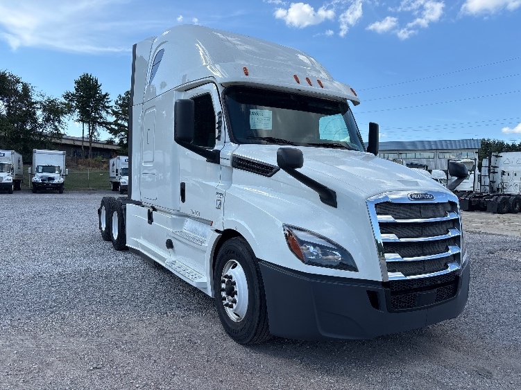 Used 2020 Freightliner Cascadia - photo 1