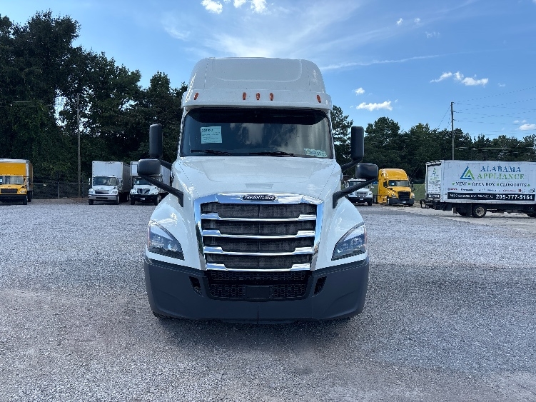 Used 2020 Freightliner Cascadia - photo 2