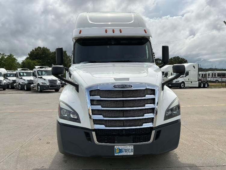Used 2020 Freightliner Cascadia - photo 2