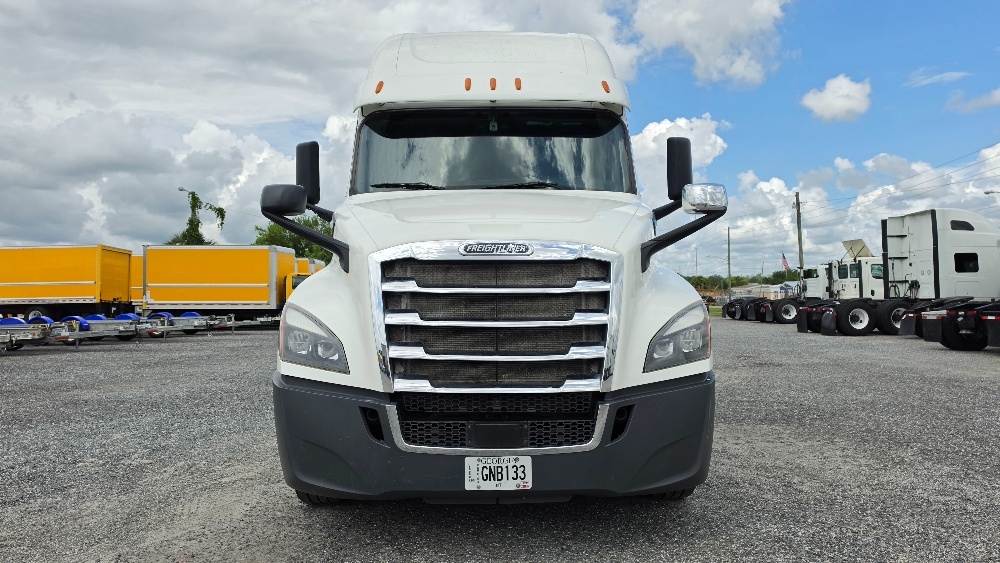 Used 2020 Freightliner Cascadia - photo 2