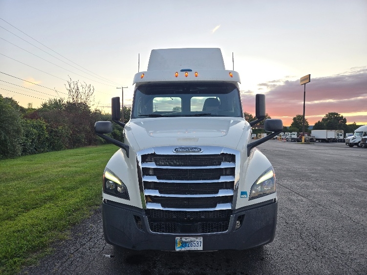 Used 2020 Freightliner Cascadia - photo 2
