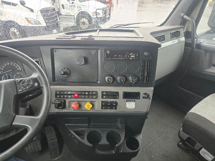 Used 2020 Freightliner Cascadia - photo 13