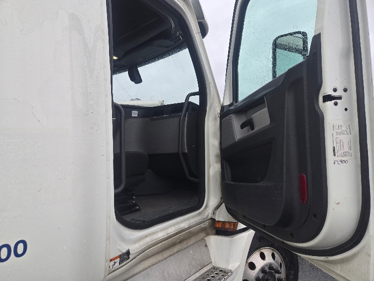 Used 2020 Freightliner Cascadia - photo 15