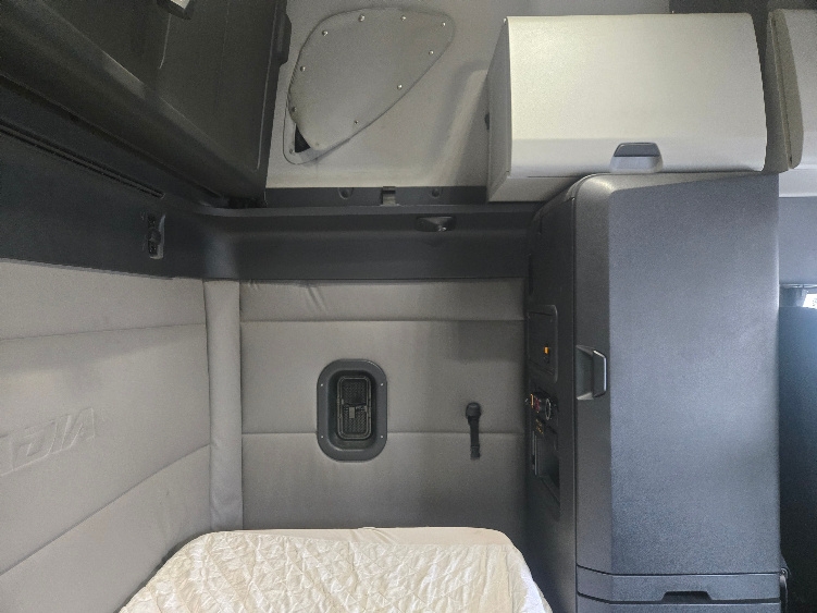 Used 2020 Freightliner Cascadia - photo 20