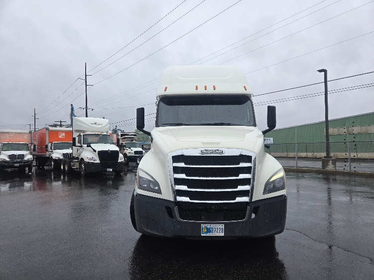 Used 2020 Freightliner Cascadia - photo 2