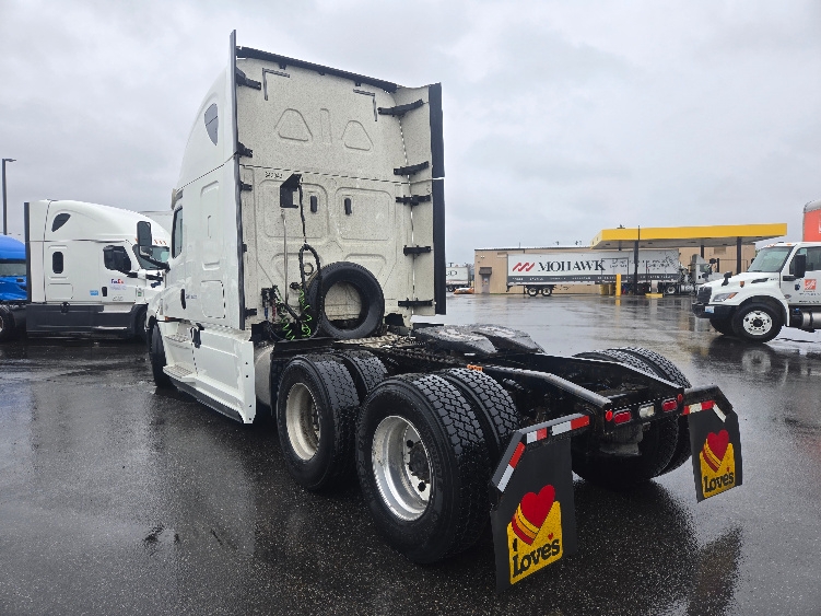 Used 2020 Freightliner Cascadia - photo 7