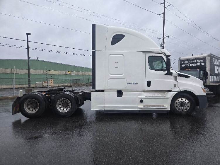Used 2020 Freightliner Cascadia - photo 10