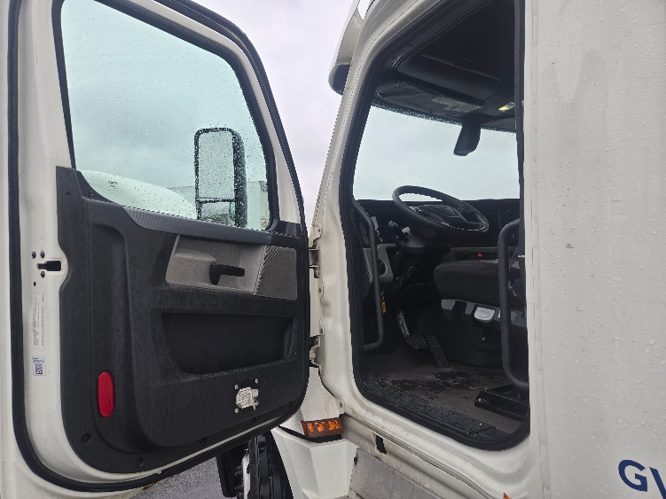 Used 2020 Freightliner Cascadia - photo 11