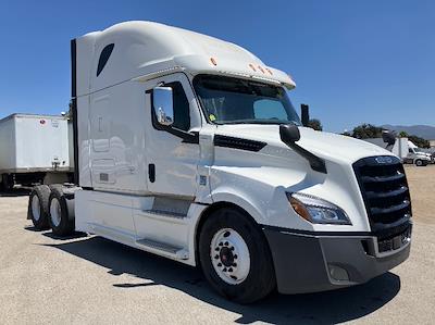 Used 2020 Freightliner Cascadia Detroit DD15AT Semi Truck with Sleeper Cab for sale #344504 - photo 1