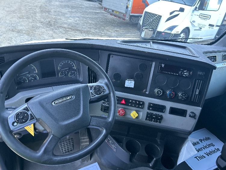 Used 2021 Freightliner Cascadia - photo 13