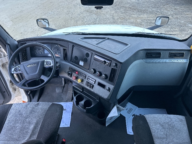 Used 2021 Freightliner Cascadia - photo 14
