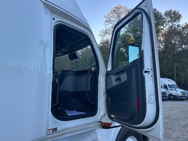Used 2021 Freightliner Cascadia - photo 15